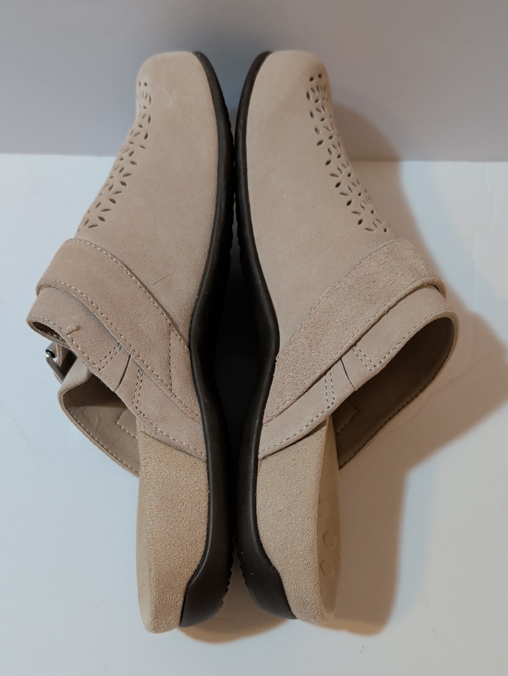 Vionic Moca Mules Women's Beige Suede Perforated Mule Adjustable Buckle Size 8 - Picture 4 of 10